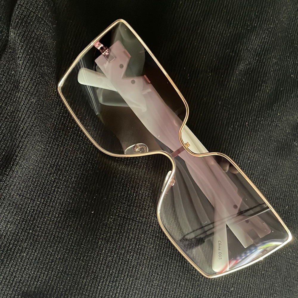 White V polycarbonate sun glasses